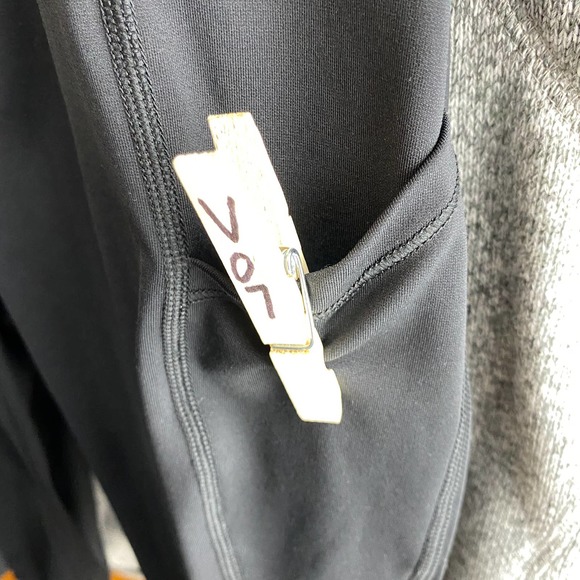 Handful Black Crop Capri Leggings Pockets - Picture 6 of 6